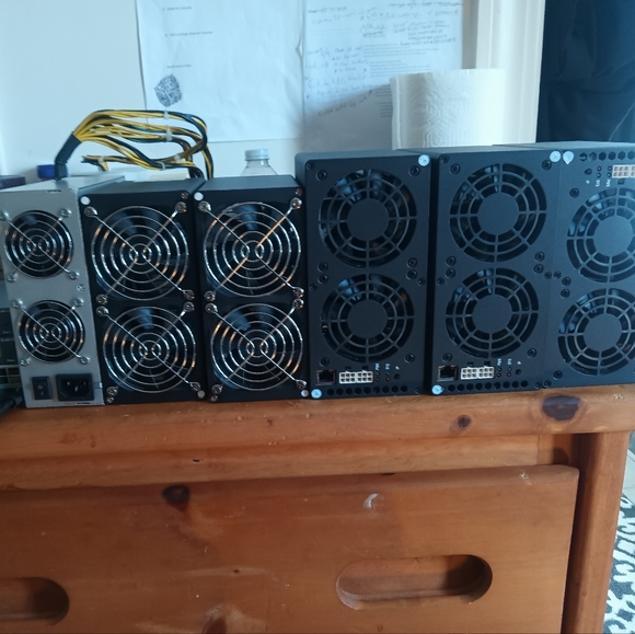 3 KDA BOX II's 5Th/s@450watts, 2 KD Box Pros 2.8Th/s@205watts, 2 1200watt power, - Picture 2 of 7